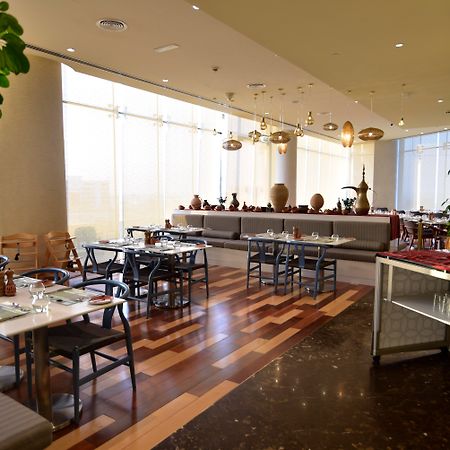 Grand Millennium Muscat Otel Dış mekan fotoğraf The restaurant